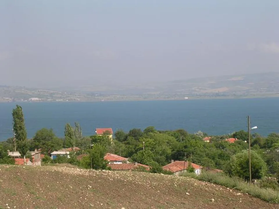 Water and shore of the Hellespont looking toward Aegospotami.