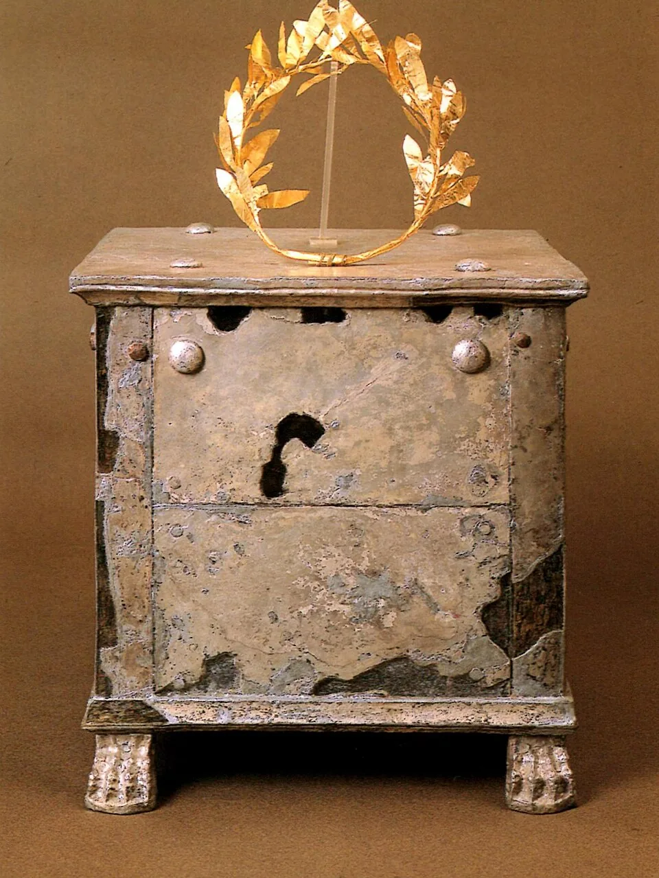 A silver ossuary and a gold wreath displayed at Amphipolis and attributed to Brasidas.
